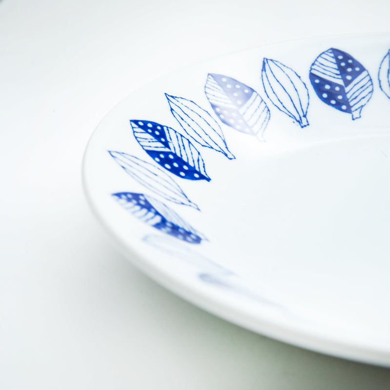 Plate (Porcelain/Dishwasher & Microwave Safe/Blue Leaf/4cm/Ø24cm/SMCol(s): Blue,White)